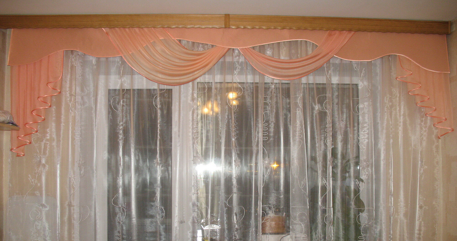 Декорирование окна жестким ламбрикеном