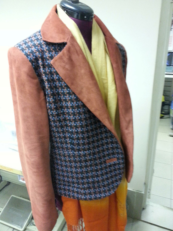 Пиджак с замшевыми рукавами и лацканами. от Agetova