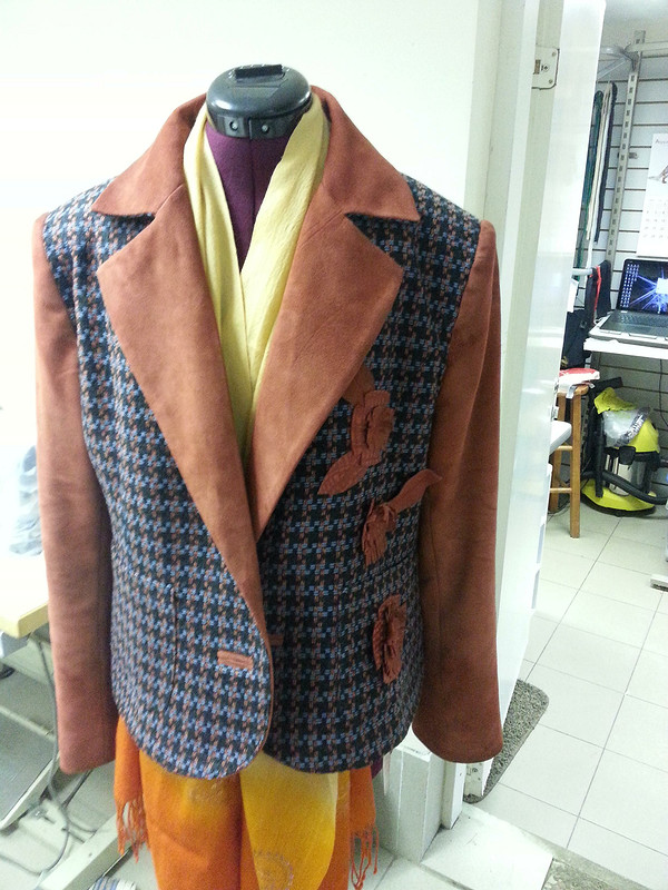 Пиджак с замшевыми рукавами и лацканами. от Agetova