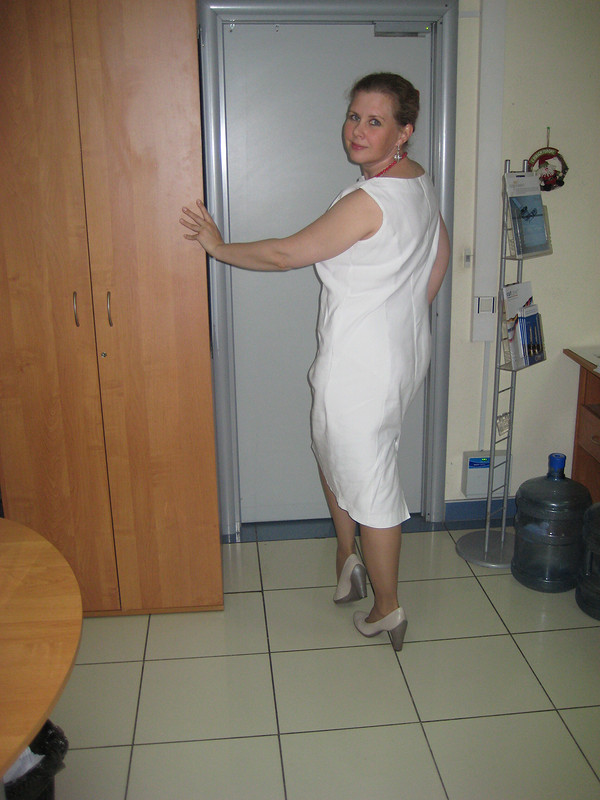 Белое платье-футляр от Госпожа Н