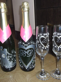 Свадебные бокалы и шампанское
