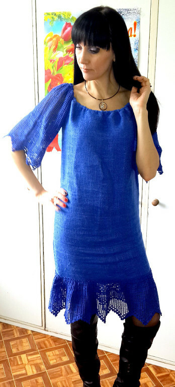 Платье из грубого синего льна с вязаными рукавами и оборкой от Ольга Малышко