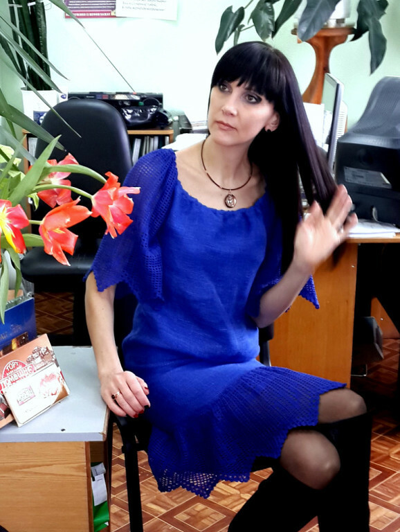 Платье из грубого синего льна с вязаными рукавами и оборкой от Ольга Малышко