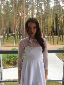 Белое платье с воротником