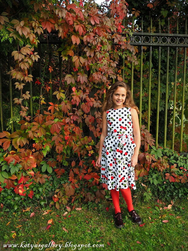 Неиссякаемый черно-белый в многоцветьи осени: платье с вишнями для Саши от bellifontaine