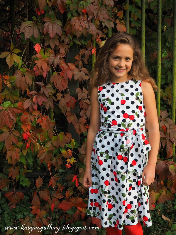 Неиссякаемый черно-белый в многоцветьи осени: платье с вишнями для Саши от bellifontaine