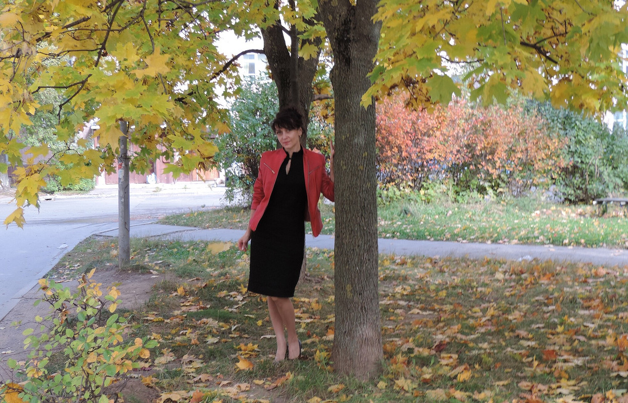 Чёрное платье в осенних листьях от julia.golubkova