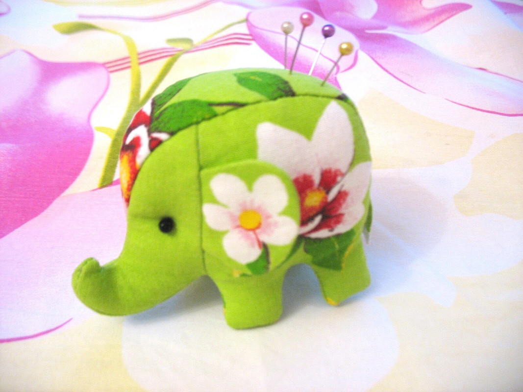 Цветочный слоник-игольница от Sumiko