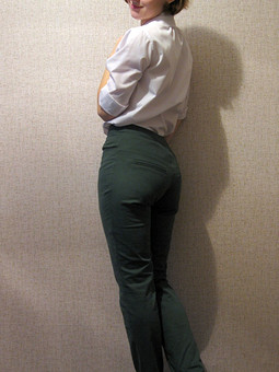 Работа с названием Зеленые брюки