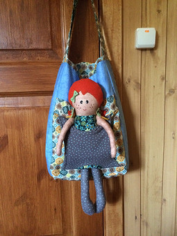 Работа с названием Текстильная сумка с куклой