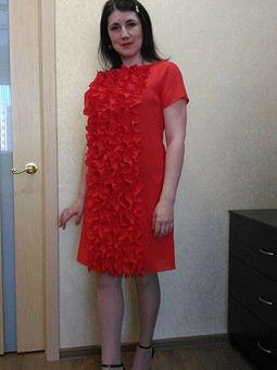 Работа с названием Красное платье