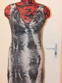 Платье со змеиным принтом