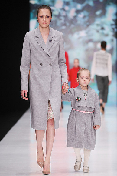 Коллекцию Oksana Fedorova на Неделе моды в Москве представили мама и дочь телеведущей 