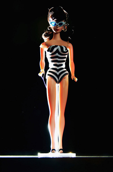 Barbie в нарядах мировых Домов моды представили на выставке в Париже