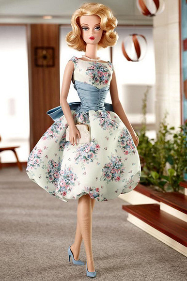 Barbie в нарядах мировых Домов моды представили на выставке в Париже