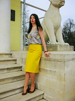 Топ с этно-принтом и жёлтая юбка