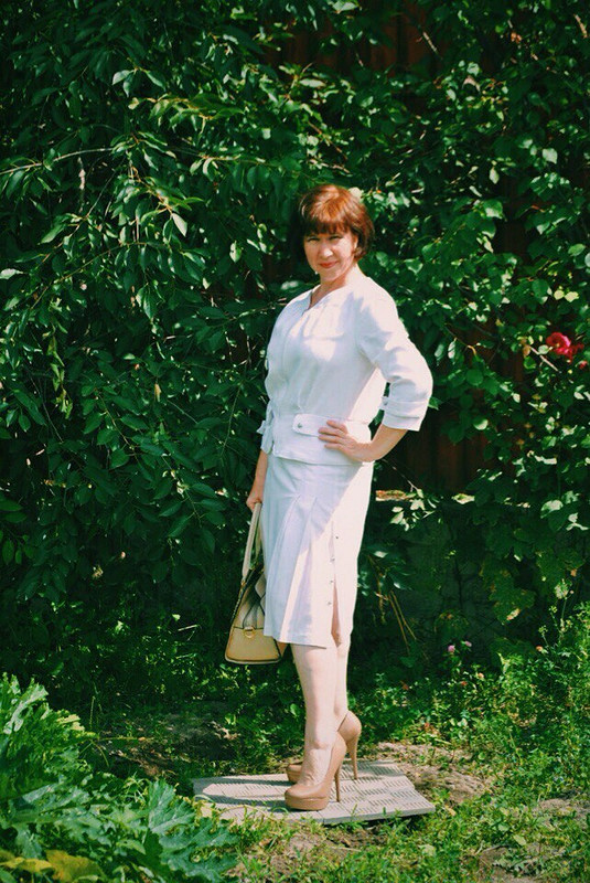 Синяя блузка к белому костюму от Olga_kz