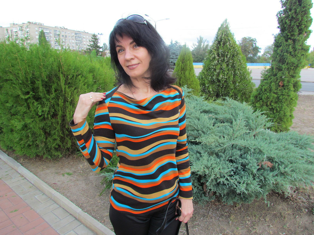 Пуловер с вырезом качели от Vilika