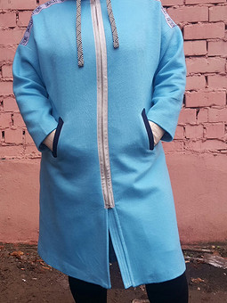 Голубое пальто в стиле спорт шик