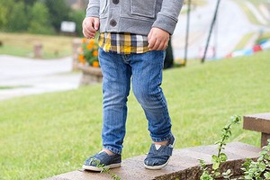 Как переделать обычные детские джинсы в облегающие
