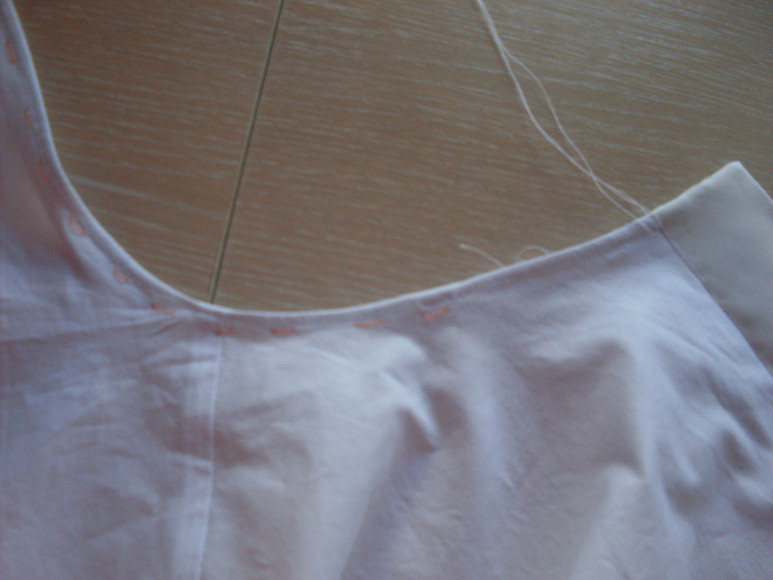 Белая блузка с рукавами из шелковой органзы
