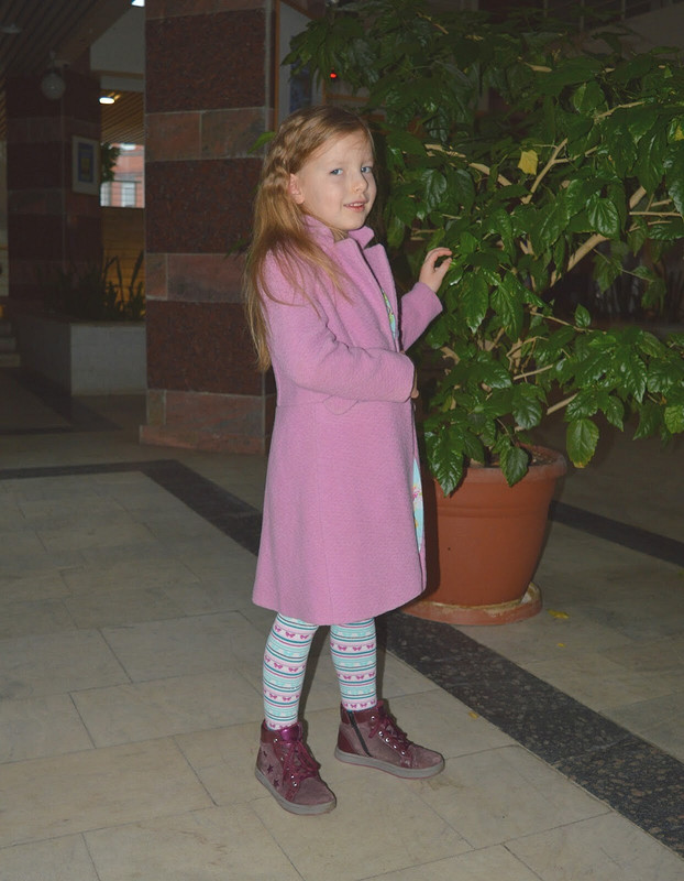 Девочка в розовом пальто от mane4ka