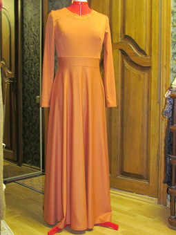 Длинное платье цвета абрикос