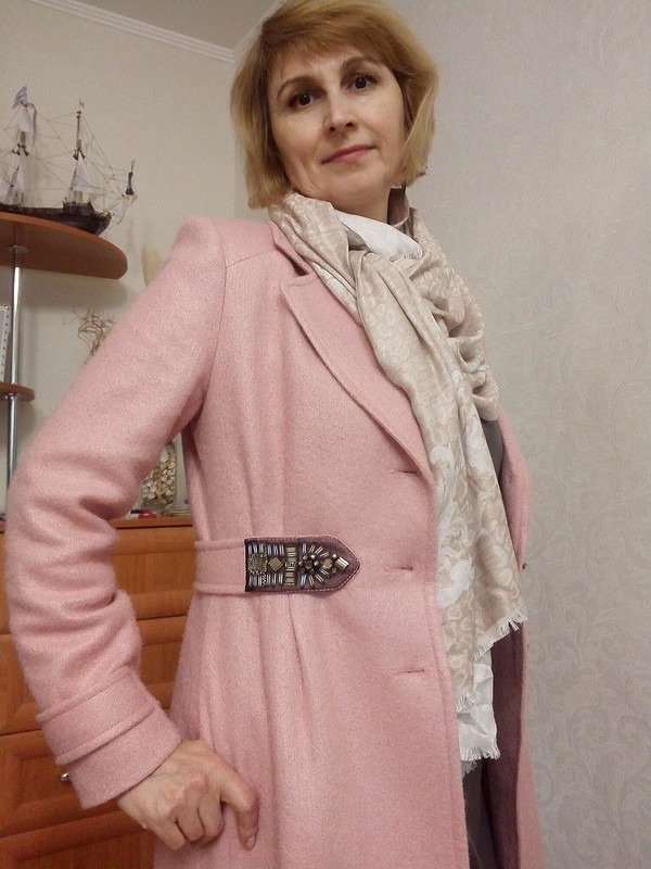 И еще одна девушка в розовом пальто))) от Marielena