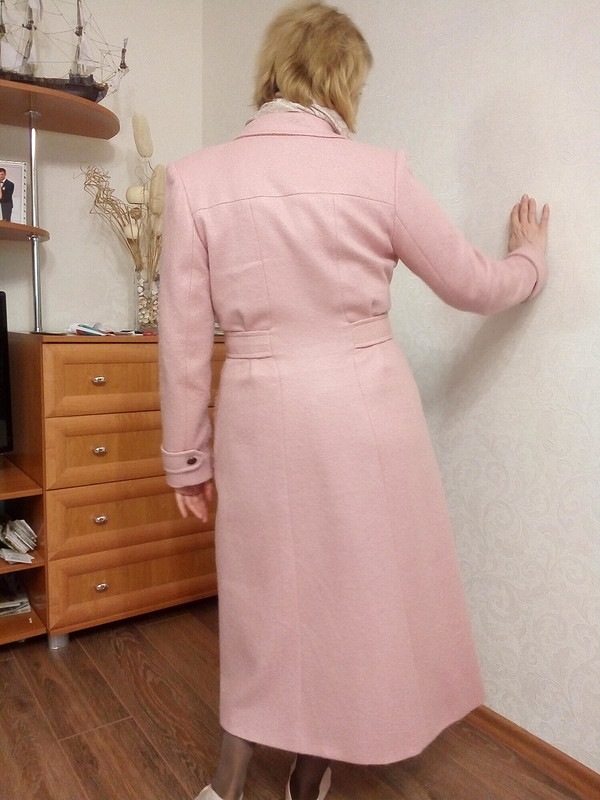 И еще одна девушка в розовом пальто))) от Marielena