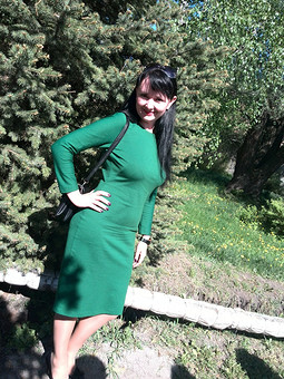 Зеленое платье реглан