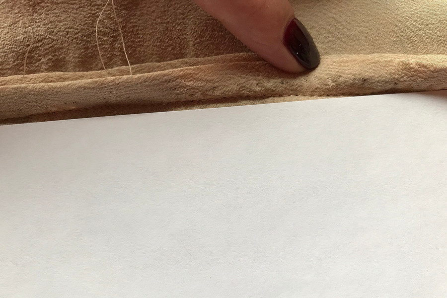 Как с помощью листа бумаги окантовать подкладкой припуски в изделии из кружева