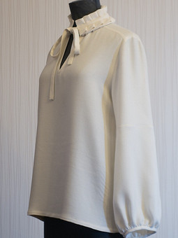 Блуза из вискозы с воротником-рюшей на завязках