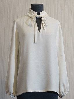 Блуза из вискозы с воротником-рюшей на завязках