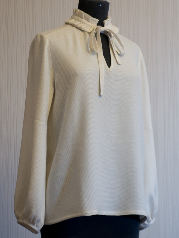 Блуза из вискозы с воротником-рюшей на завязках от AnuFF