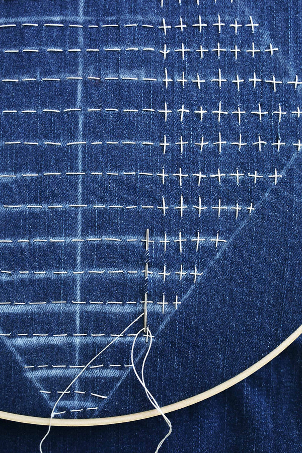 Подушка из старых джинсов с вышивкой сашико: мастер-класс