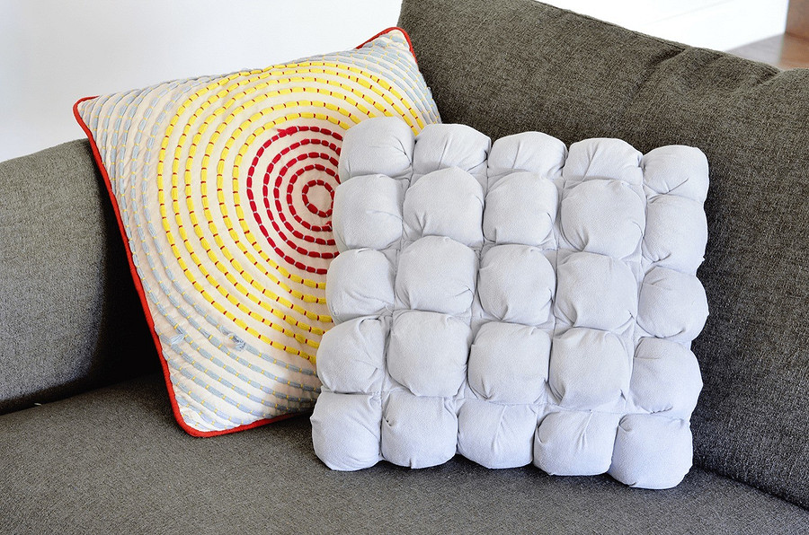 Чехол с объёмными «бомбочками» для декоративной подушки: мастер-класс