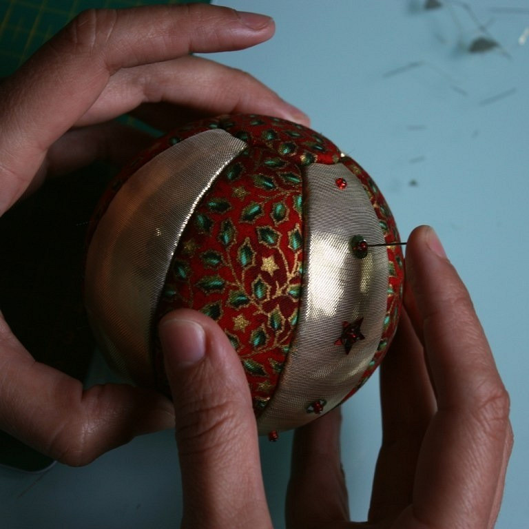 Как сделать и украсить ёлочные шарики своими руками: 11 идей с инструкциями