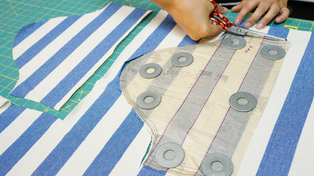 Лайфхак: как кроить из ткани в полоску, чтобы рисунок совпал