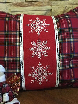 Работа с названием Рождественская диванная подушка