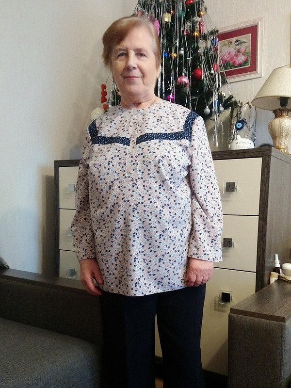 Бабушка в блузке