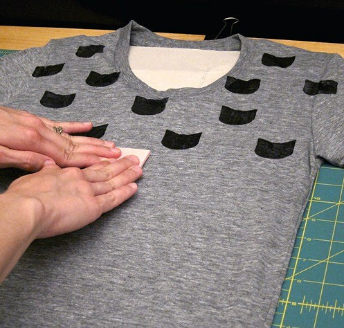 Украшаем трикотажную футболку трафаретным принтом: мастер-класс и идеи