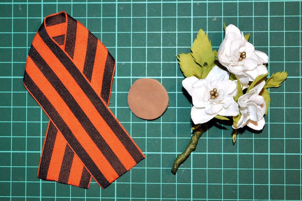 Георгиевская лента с брошью-цветком из фоамирана