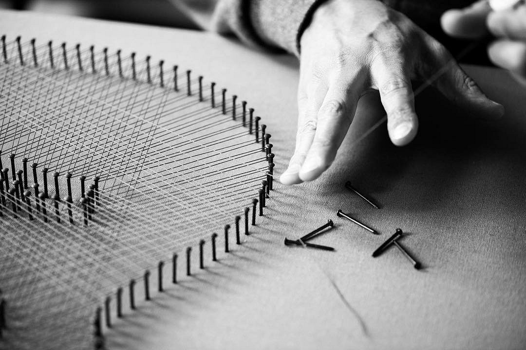 Стринг-арт — картины из гвоздей и нитей: что это и как ему научиться