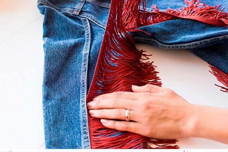 Как декорировать бахромой джинсовую куртку