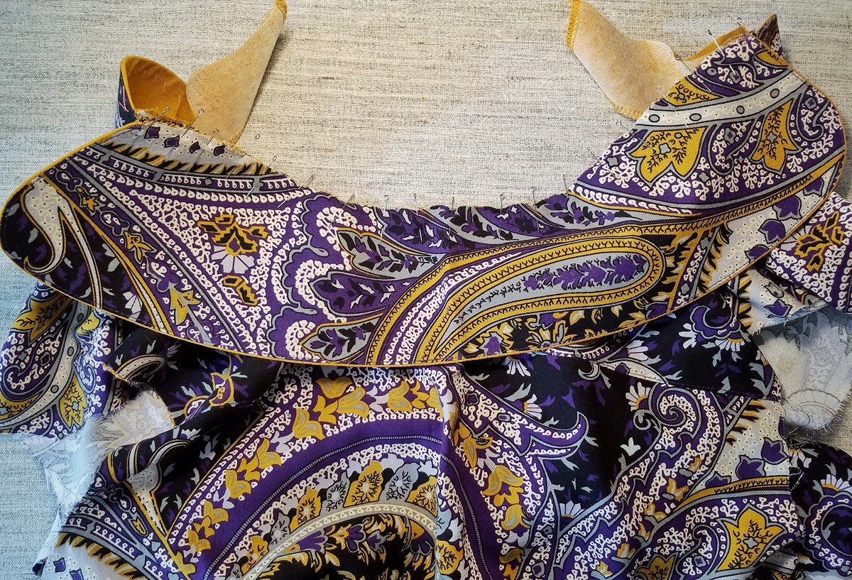 Обработка воротника платья с контрастным переходным кантом