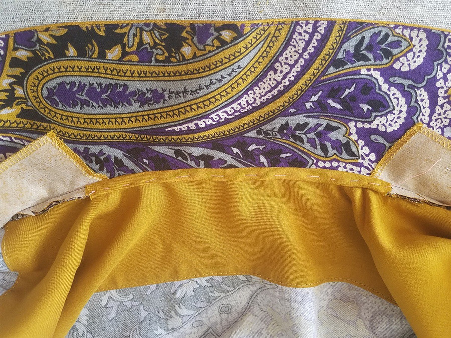 Обработка воротника платья с контрастным переходным кантом