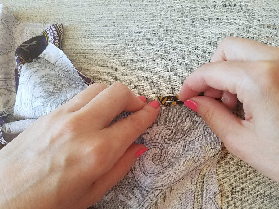 Обработка манжет рукавов платья с контрастным переходным кантом