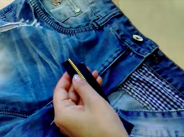 Как заменить молнию в джинсах, сохранив фабричную отстрочку: мастер-класс + видео
