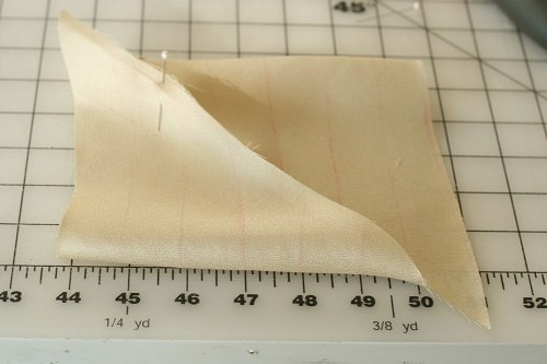 Как выкроить косую бейку, если не хватает ткани