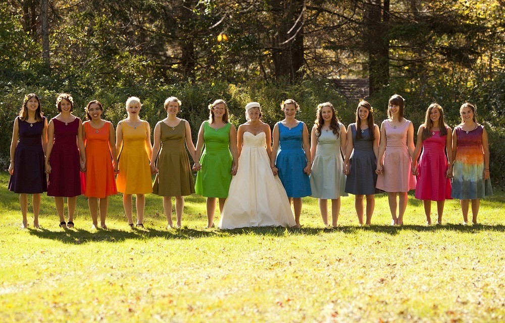 Что надеть на свадьбу, если вы гостья: 5 правил летнего свадебного дресс-кода